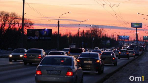 Проспект Мира встал в огромную пробку из-за аварии у СибАДИ