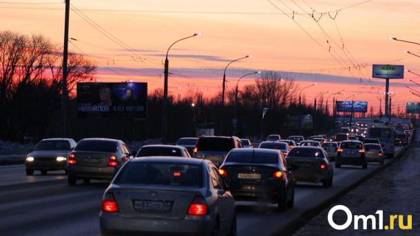 Проспект Мира встал в огромную пробку из-за аварии у СибАДИ