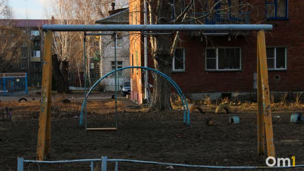 В Омске маленькая девочка получила двойной перелом, упав с качелей