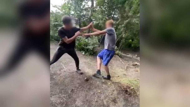 В Омской области подростки избили сверстника и заставили стоять на коленях