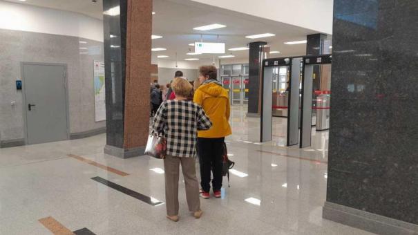 Очередь собралась на станции метро «Спортивная» за коллекционными жетонами
