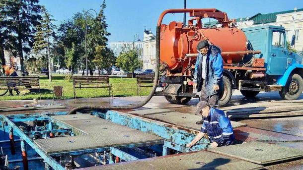 Сухой фонтан в центре Омска консервируют, чтобы спасти от машин