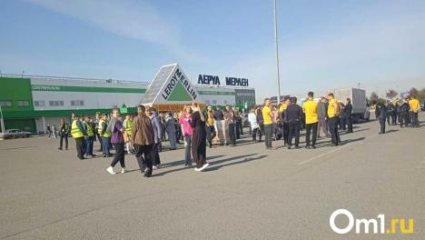 В Омске в ТЦ «Мега» и гипермаркете «Лемана Про» произошла эвакуация: что случилось?