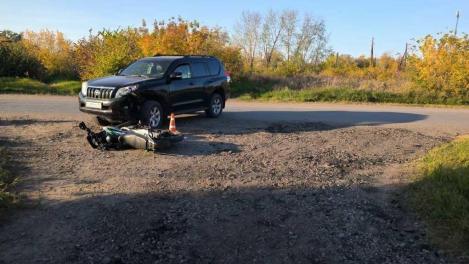 Под Омском женщина на иномарке протаранила мопед с подростком за рулём