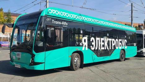 Омичам рассказали, сколько пассажиров перевёз электробус за месяц тестовой работы