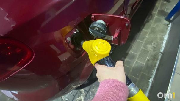 В Омской области осенью резко выросли цены на бензин
