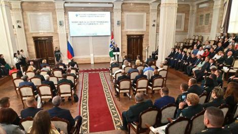Губернатор Андрей Травников вручил награды работникам леса в Новосибирске