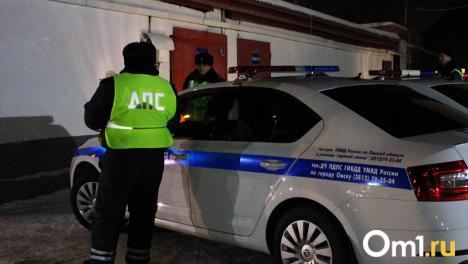 В Омске сотрудники ГИБДД спасли на трассе мужчину с сильной болью