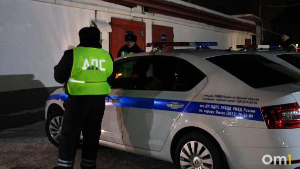 В Омске сотрудники ГИБДД спасли на трассе мужчину с сильной болью