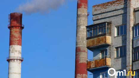 «Жуткий вонючий туман»: омичи массово жалуются на неприятный запах в городе