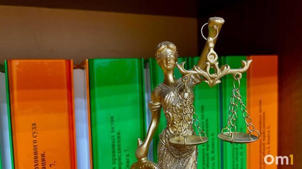 В Омске 20-летнему курьеру грозит срок за попытку заработать на старушках