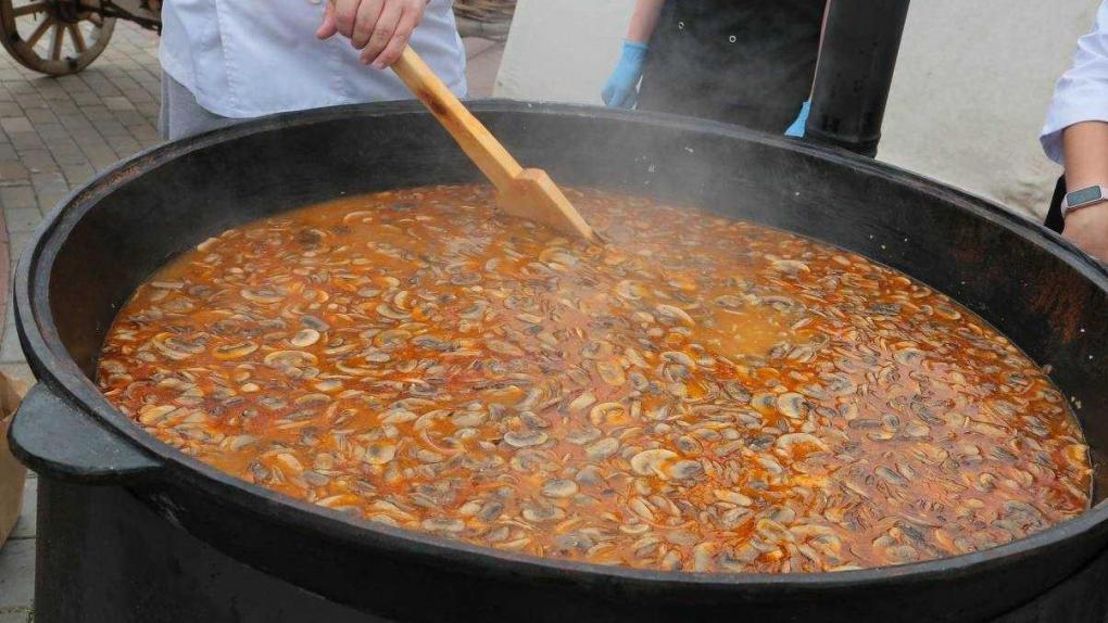 От ухи из осетрины до грибной юшки: омичей угостили блюдами разных исторических эпох