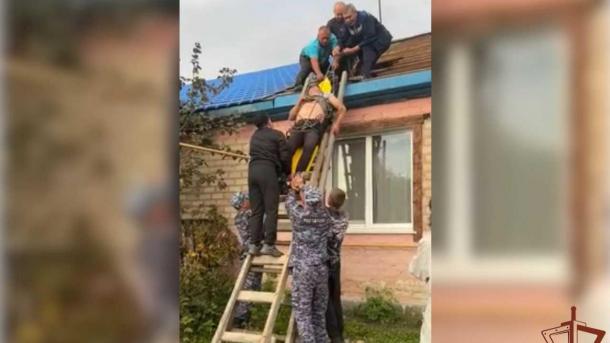 Опасный ремонт: в Омской области мужчина сорвался с крыши