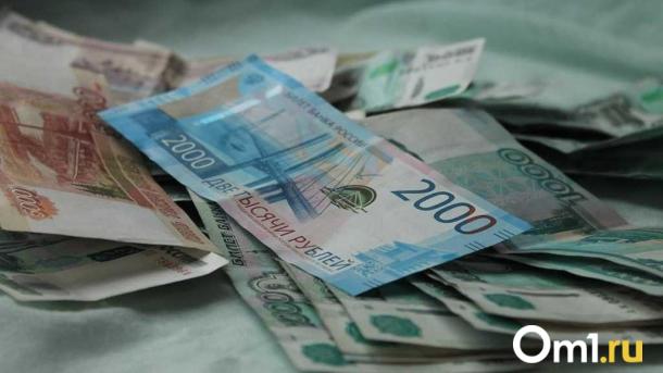 Омичам назвали отрасли с самым быстрым ростом зарплат в 2025 году