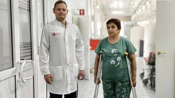 Врачи ННИИТО провели операцию по исправлению врожденного вывиха бедра у 55-летней пациентки