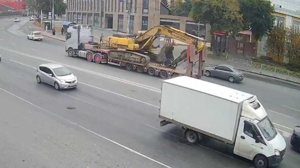 Экскаватор на трале оборвал провода на Владимировской в Новосибирске