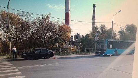 Есть пострадавшие: полный пассажирский автобус влетел в легковушку в Омске