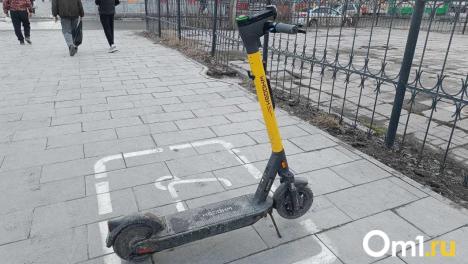 Омичам запретят оставлять электросамокаты в неположенных местах