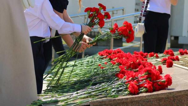 Новосибирцы создали мемориал у зоопарка после пожара с пятью погибшими животными