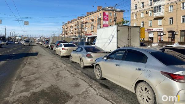 Не нужно откладывать: омичам напомнили, когда менять резину