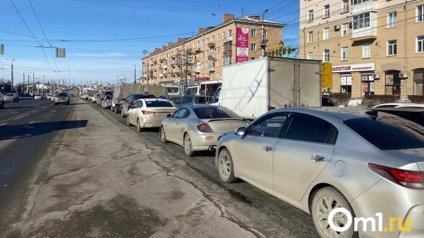Не нужно откладывать: омичам напомнили, когда менять резину