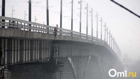 Омичам рассказали, как будут устранять дефекты на мосту у Телецентра