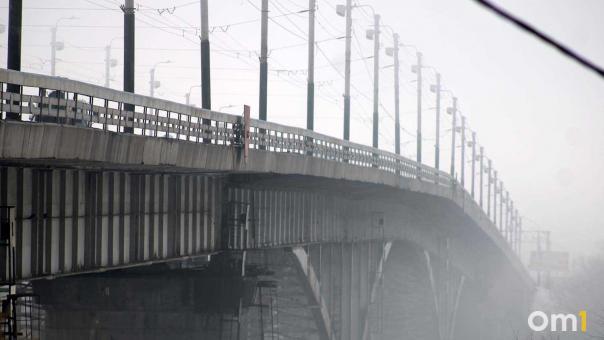 Омичам рассказали, как будут устранять дефекты на мосту у Телецентра