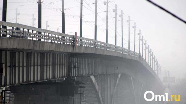 Омичам рассказали, как будут устранять дефекты на мосту у Телецентра