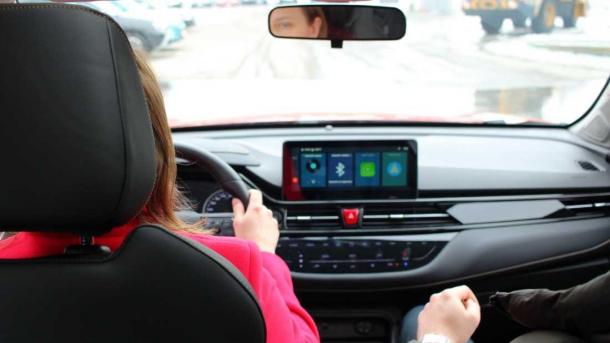 Автоледи из Новосибирска тонирует авто после дорожного конфликта и угроз семье