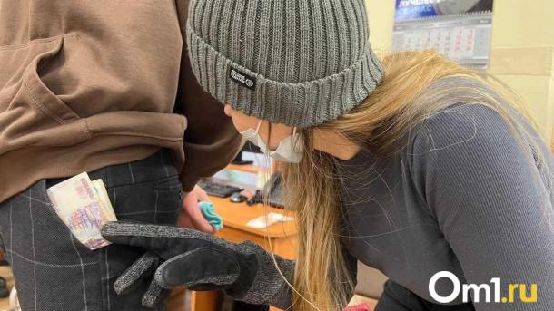 Карманники придумали схему с обманом и перекраской волос, чтобы обокрасть омичку