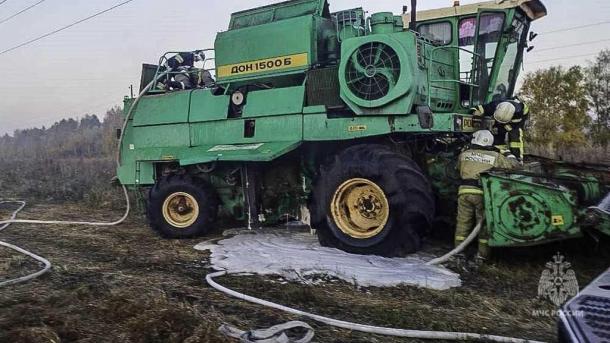 На поле в Омской области загорелся сельскохозяйственный комбайн