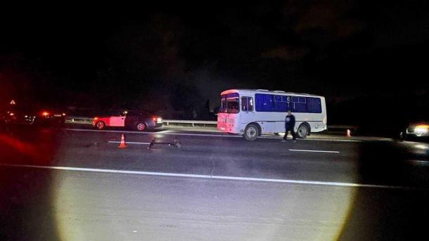 В Омске автобус сбил электросамокат: пострадавший госпитализирован