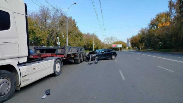 Женщина и девочка пострадали в ДТП с грузовиком Scania в Новосибирске