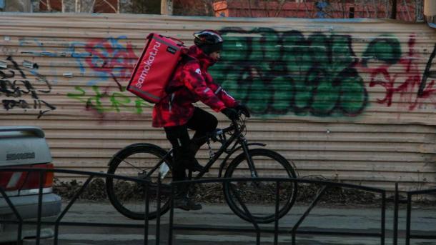 Женщины начали осваивать работу курьером в Новосибирске