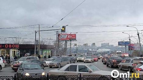 Два моста встали в Омске из-за серии ДТП