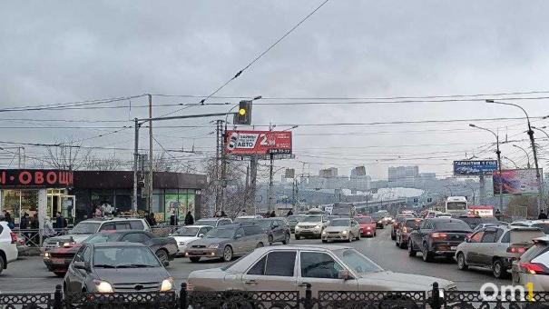 Два моста встали в Омске из-за серии ДТП