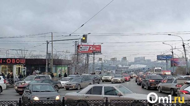 Два моста встали в Омске из-за серии ДТП