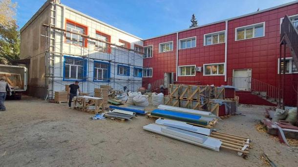 Омскому детскому саду делают новый фасад