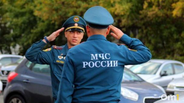 В Новосибирске пожарные МЧС ликвидируют пожар в торговом центре