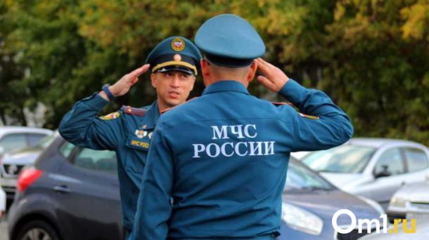 В Новосибирске пожарные МЧС ликвидируют пожар в торговом центре