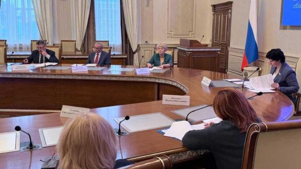 Губернатор Андрей Травников поручил проверить все школы на безопасность