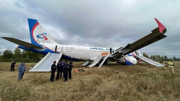 Дело пилота, посадившего самолёт в поле, перенесли в Омск