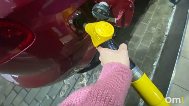 В Омске поднялись цены на топливо. Сколько стоит бензин?