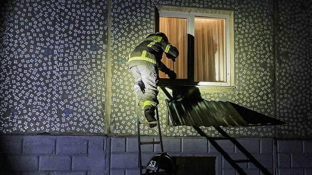 Омские пожарные спасли девочку, попавшую в ловушку в собственном доме