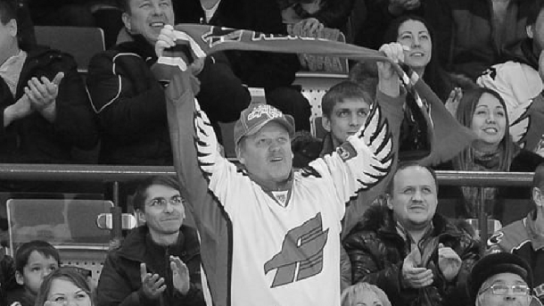 Омский «Авангард» попрощался с легендарным болельщиком