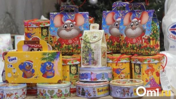 Стало известно, кто подготовит новогодние подарки для юных омичей