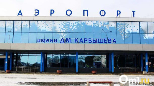 Долго не простоишь: омский аэропорт поднял цены на парковку