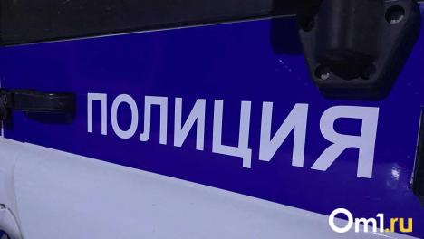 ДТП на перекрёстке: в Новосибирске иномарка снесла забор и вылетела на тротуар