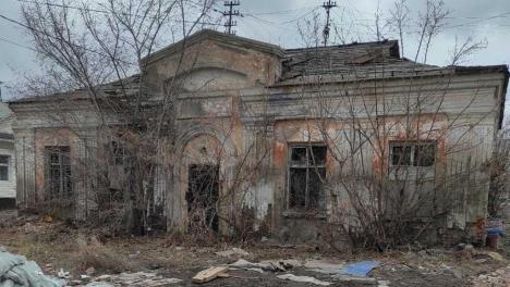 В центре Омска снова выставили на торги заброшенный магазин — стартовая цена снижена
