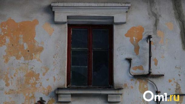 Обрушился потолок: в Омске снесут опасную одноэтажку с девятью подъездами